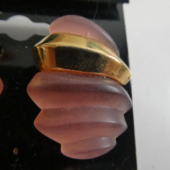 Vintage Art Deco Style Gold Tone Frosted Pink Ribbed Abstract Earrings Pierced - Picture 3 of 6